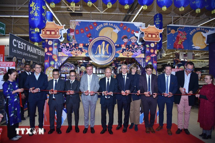 Ambassador Dinh Toan Thang, together with provincial and local leaders and distinguished guests, cut the ribbon to inaugurate Vietnam Week at Carrefour Verdun. (Photo: VNA)