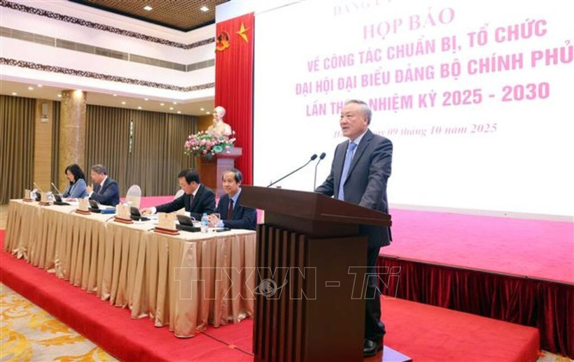 Politburo member, Permanent Deputy Secretary of the Government Party Committee, and Permanent Deputy Prime Minister Nguyen Hoa Binh speaks at the press conference on October 9. (Photo: VNA)