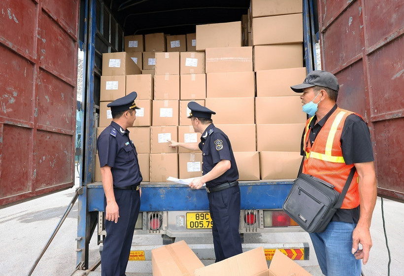 Quang Ninh province's customs officers inspect export goods at Bac Luan international border gate. (Photo: VNA)