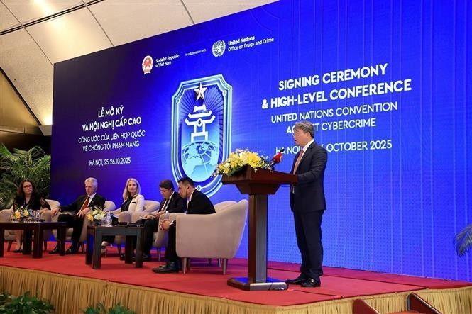 Vietnamese Minister of Justice Nguyen Hai Ninh speaks at the discussion. (Photo: VNA)