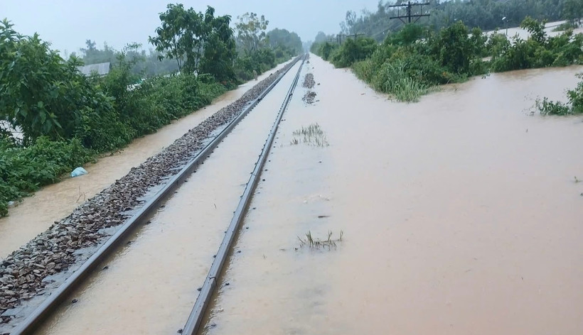 Severe floods have disruptted North – South rail services in the south-central region. (Illustrative photo: thuonghieucongluan.com.vn)