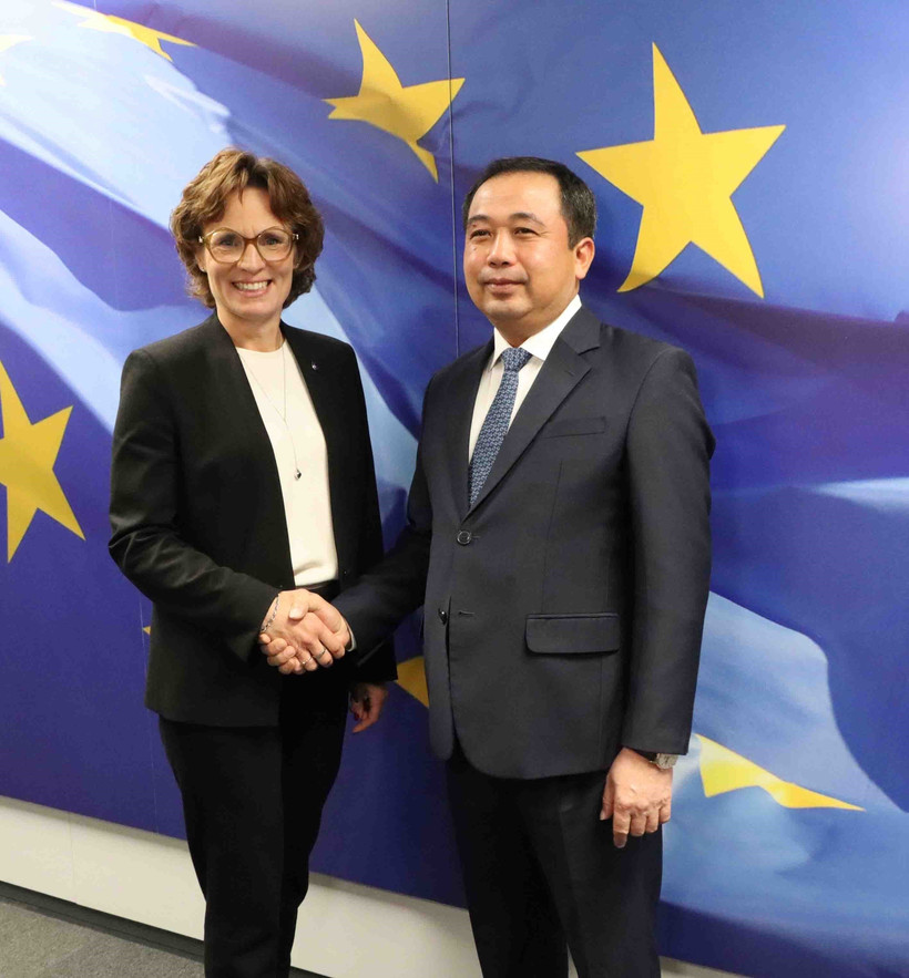 Acting Vietnamese Minister of Agriculture and Environment Tran Duc Thang (R) and European Commissioner for Environment, Water Resilience and a Competitive Circular Economy Jessica Raswall. (Photo: VNA)