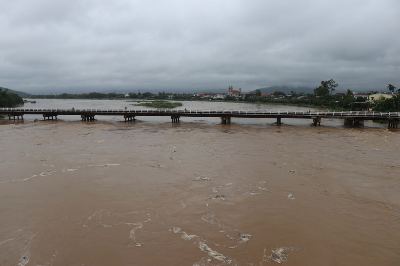 The rising water level on Ve river (Photo: VNA)