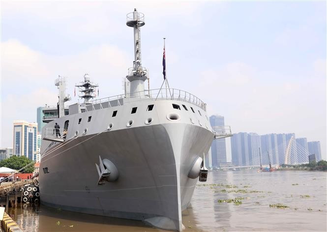 The Royal New Zealand Navy’s largest support ship, HMNZS Aotearoa, docks at Nha Rong–Khanh Hoi International Port on the morning of October 23. (Photo: VNA)