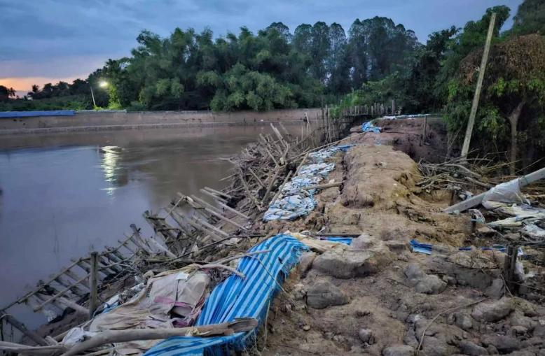 A flood-damaged embankment in Muang district of Sukhothai on October 13. (Photo: Thailand's Public Relations Department)