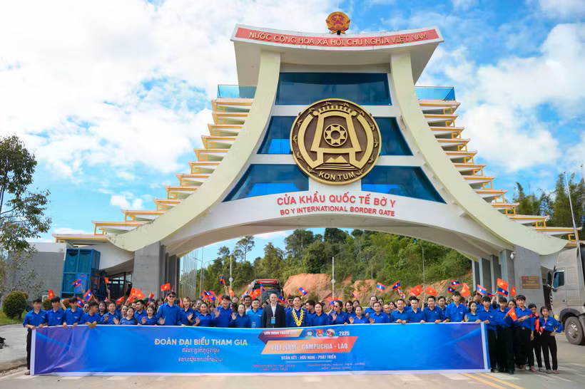 Delegates pose for a commemorative photo at the Bo Y International Border Gate. (Photo: doanthanhnien.vn)