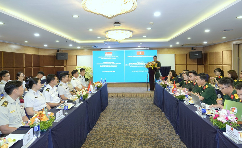 Vietnamese and Singaporean young military officers gather in Hanoi to exchange knowledge, share professional experiences, and discuss military training and operations. (Photo: tienphong.vn)