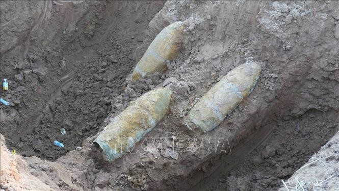 The three bombs discovered in a rice field in Thuong 1 village, Son Dong commune, Bac Ninh province. (Photo: VNA)