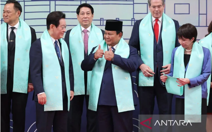 Indonesian President Prabowo Subianto (central) during a group photo session on the second day of the 2025 Asia-Pacific Economic Cooperation (APEC) Summit in Gyeongju, the Republic of Korea on November 1. (Photo: ANTARA)