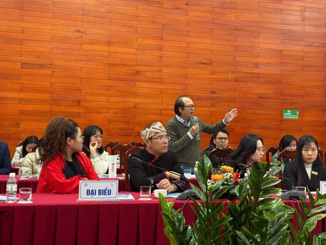 A representative of the Dien Bien Farmtrip 2025 Group shares views at the conference. (Photo: VietnamPlus)