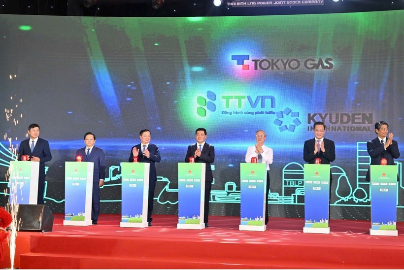 Officials carry out the ground-breaking ceremony to mark the start of the project (Photo: VGP)