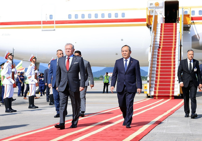 Member of the Party Central Committee, Chairman of the Presidential Office Le Khanh Hai (R) welcomes King of the Hashemite Kingdom of Jordan Abdullah II Ibn Al Hussein at the Noi Bai International Airport. (Photo: VNA)