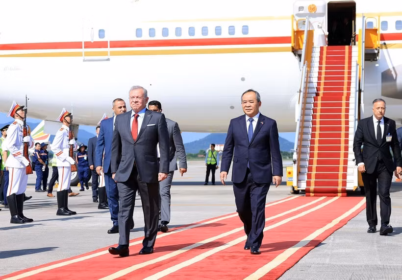 Member of the Party Central Committee, Chairman of the Presidential Office Le Khanh Hai (R) welcomes King of the Hashemite Kingdom of Jordan Abdullah II Ibn Al Hussein at the Noi Bai International Airport. (Photo: VNA)