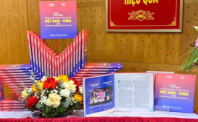 The book, entitled "65 Years of Fostering the Exemplary and Loyal Friendship between Vietnam and Cuba". (Photo: VNA)
