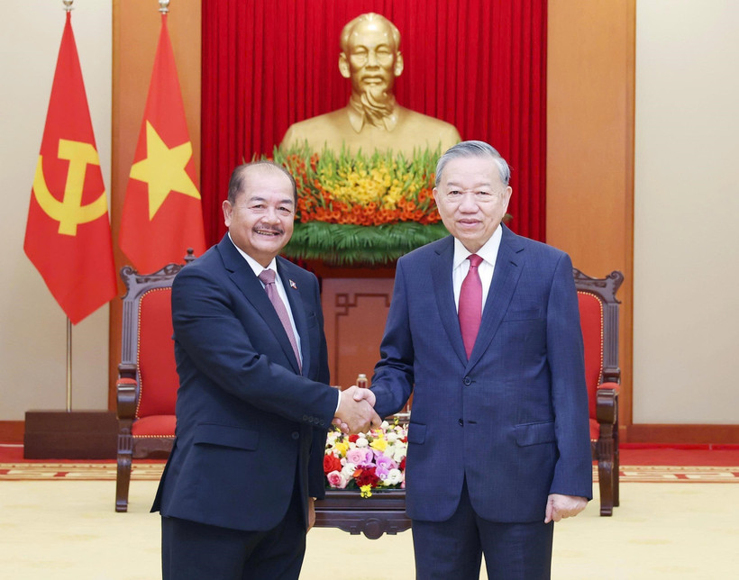 General Secretary of the Communist Party of Vietnam (CPV) Central Committee To Lam (R) receives LPRP's Politburo member and Deputy Prime Minister Kikeo Khaykhamphithoune in Hanoi on October 27. (Photo: VNA)