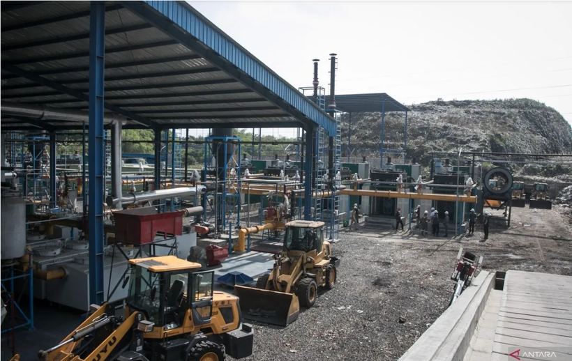 A worker inspects a waste-to-energy generator at the Putri Cempo power plant in Solo, Central Java. (Photo: ANTARA)