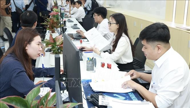 Staff members receive applications from citizens and businesses at the Ho Chi Minh City Public Administration Service Centre. (Photo: VNA)