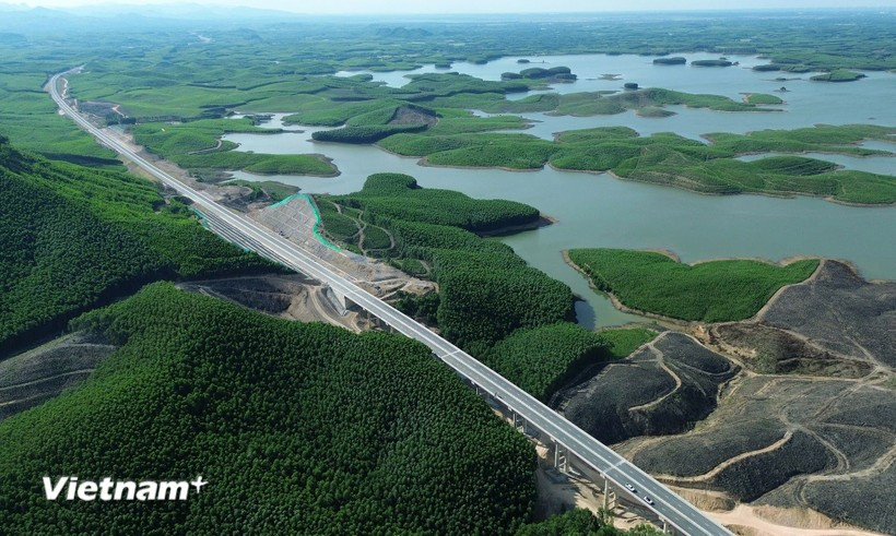 Over 220km of the North-South Expressway component project is opened to traffic on August 19. (Photo: VNA)