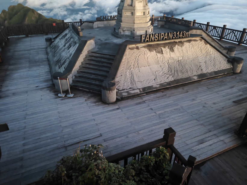 A thin layer of frost covered the wooden deck atop Fansipan, where tourists often gather to admire the clouds. (Photo published by VNA)