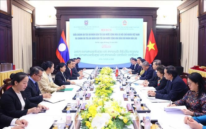 The talks between Chief Justice of the Supreme People’s Court of Vietnam Le Minh Tri and his Lao counterpart Viengthong Siphandon in Hanoi on October 28, 2025. (Photo: VNA)