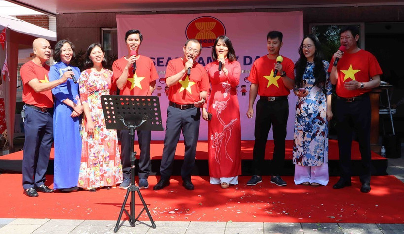 Staff of Vietnamese Embassy in Brussels perform at the event (Photo: VNA)