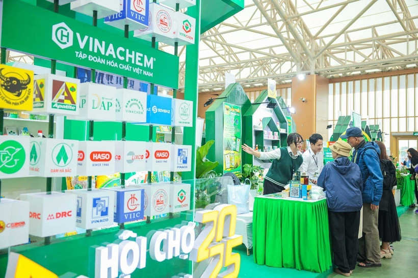 A booth of Vinachem Mart, a platform for boosting domestic and foreign customers' access to products of Vietnam's chemical industry, at the Autumn Fair 2025 (Photo: VNA)