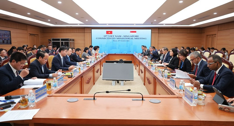 The 19th Vietnam - Singapore Connectivity Ministerial Meeting in Hanoi on October 10 (Photo: VNA)
