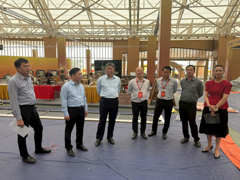 Vice Chairman of the Hanoi People's Committee Nguyen Manh Quyen inspects the preparations of the space for promoting and showcasing Hanoi’s outstanding industrial and commercial products at the Autumn Fair 2025 on October 23. (Photo: VNA)