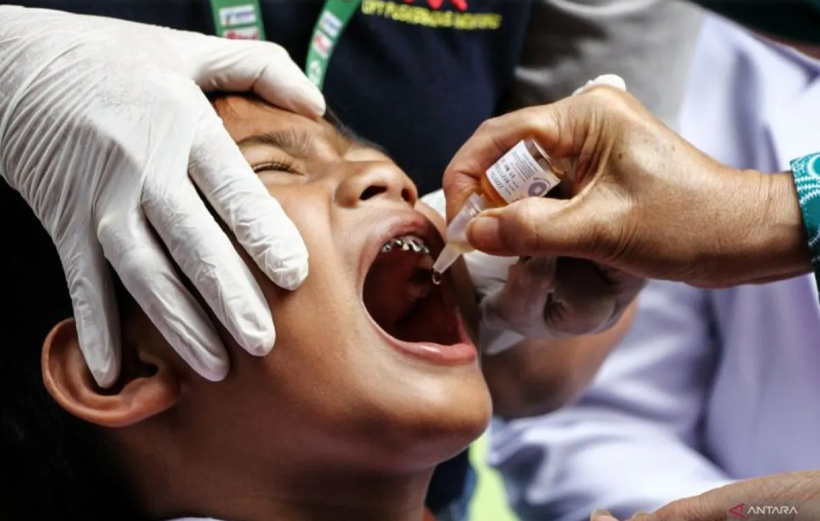 File photo - A health worker administers polio vaccine drops to a child during National Polio Immunisation Week (PIN) in Palangka Raya, Central Kalimantan, July 23, 2024. (Photo: ANTARA) 