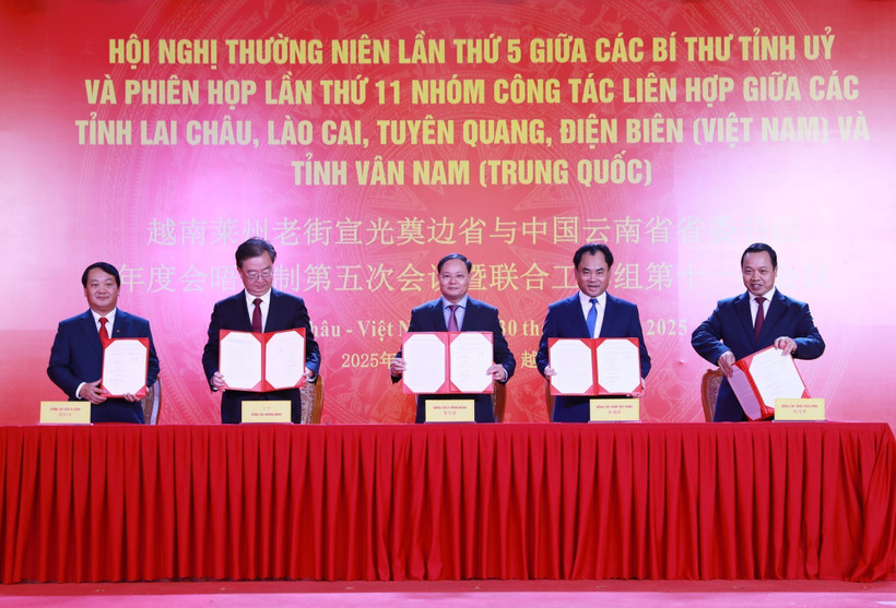 The minute of the fifth annual conference between the Secretaries of the Party Committees of Vietnam’s Lai Chau, Lao Cai, Tuyen Quang, and Dien Bien provinces, and Secretary of the Communist Party of China (CPC) Yunnan provincial Committee, is inked at the event. (Photo: VNA) 