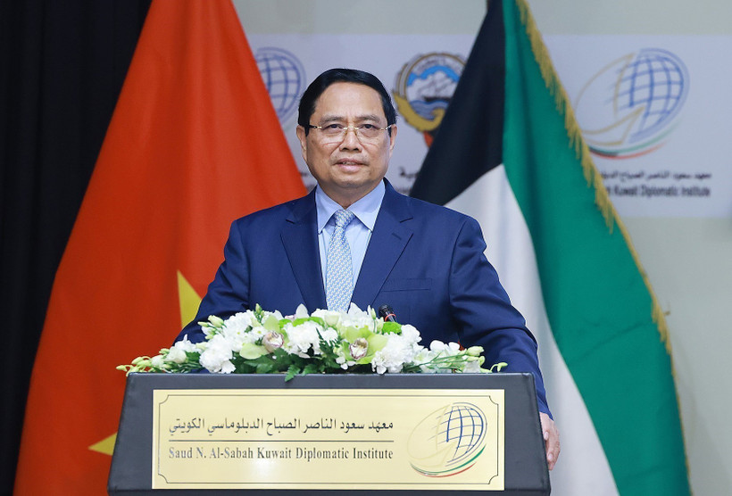 Vietnamese Prime Minister Pham Minh Chinh delivers a policy speech at the Kuwait Diplomatic Institute on November 18. (Photo: VNA)