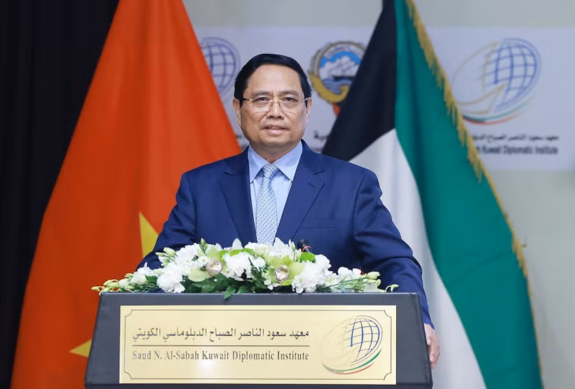 Vietnamese Prime Minister Pham Minh Chinh delivers a policy speech at the Kuwait Diplomatic Institute on November 18. (Photo: VNA)
