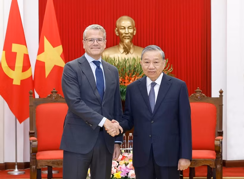 Party General Secretary To Lam receives Vincent Clerc, Chief Executive Officer of Denmark’s A.P. Moller – Maersk on November 18 in Hanoi. (Photo: VNA)