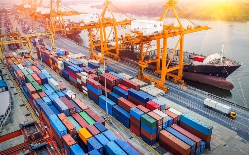 Modern, synchronous logistics infrastructure helps promote cross-border e-commerce development. (Photo: hanoimoi.vn)