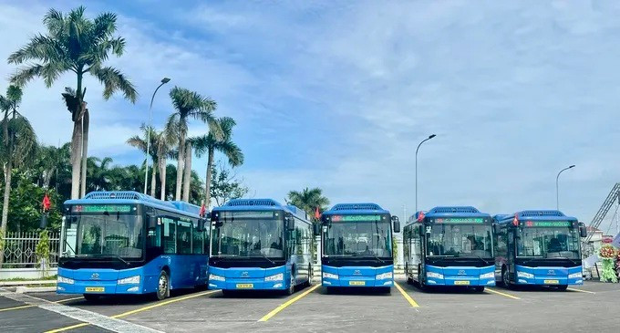 The first electric bus route will be launched in Con Dao in December. (Illustrative photo: SGGP)