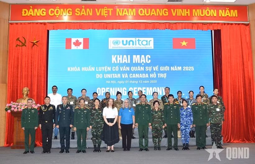 Delegates attending the opening of the UNITAR gender-focused military adviser training course pose for a group photo. (Source: qdnd.vn)