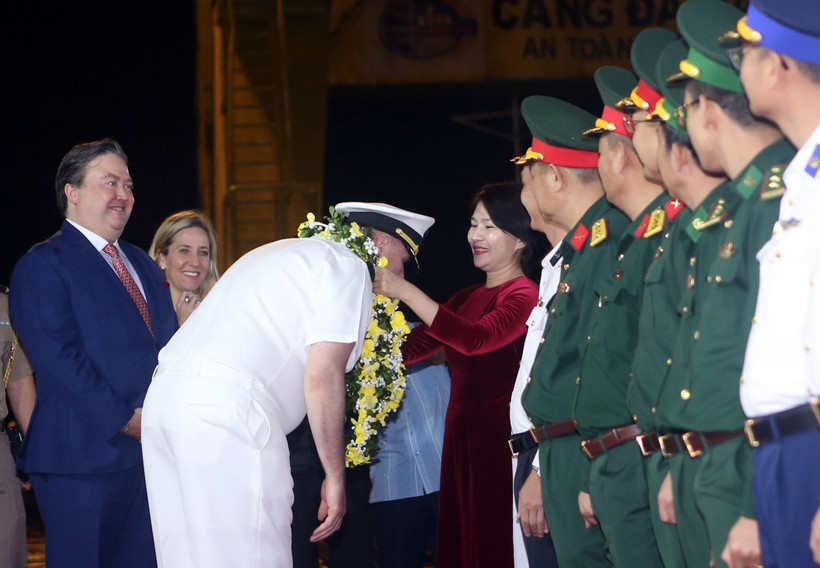 US officers and sailors are greeted with flowers (Photo: VNA)