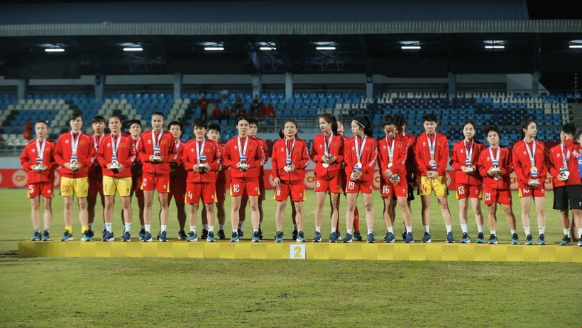 Vietnam’s women’s national football team secures the silver medal at the 33rd Southeast Asian (SEA) Games on December 17 evening. (Photo: VNA)