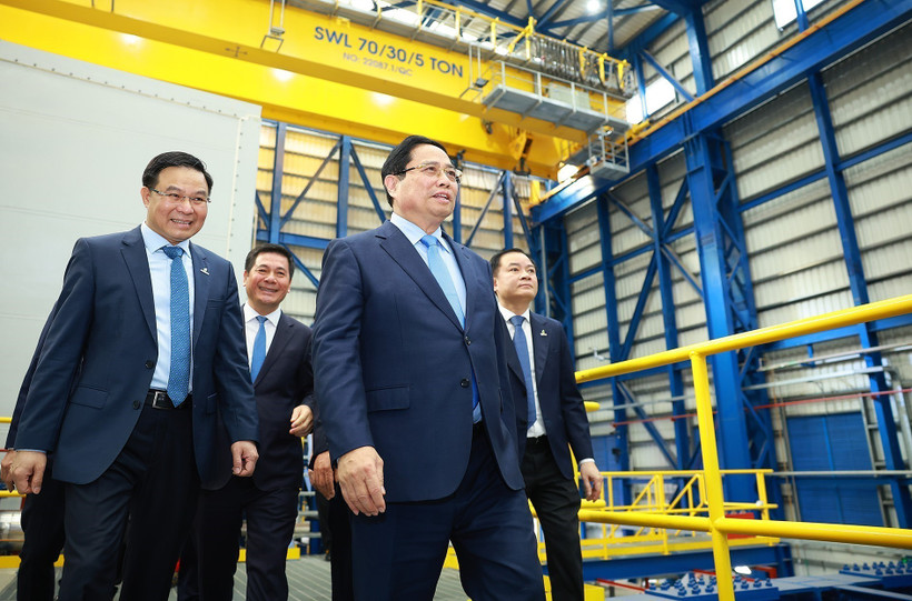 Prime Minister Pham Minh Chinh visits the operational system of the Nhon Trach 3 and 4 power plants (Photo: VNA) 