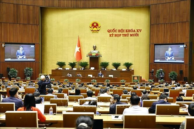 Minister of Finance Nguyen Van Thang clarifies issues raised by lawmakers. (Photo: VNA)