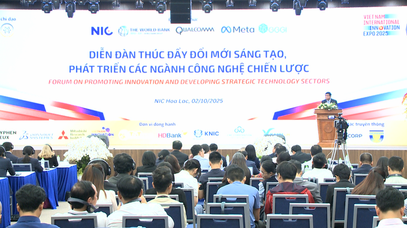 Deputy Prime Minister Nguyen Chi Dung addresses the Forum on “Promoting Innovation and Developing Strategic Technology Sectors” on October 2, 2025. (Photo: baochinhphu.vn)