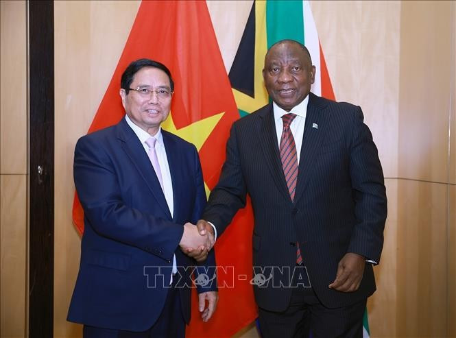 Vietnamese Prime Minister Pham Minh Chinh (L) and South African President Cyril Ramaphosa at their meeting on November 21. (Photo: VNA)