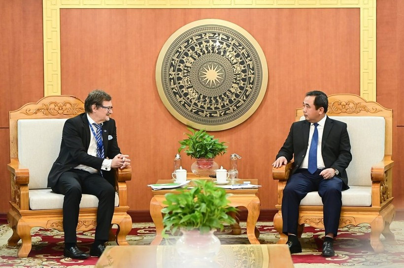 Acting Minister of Agriculture and Environment Tran Duc Thang receives Pekka Voutilainen, Finnish Ambassador to Vietnam. (Photo: VNA)