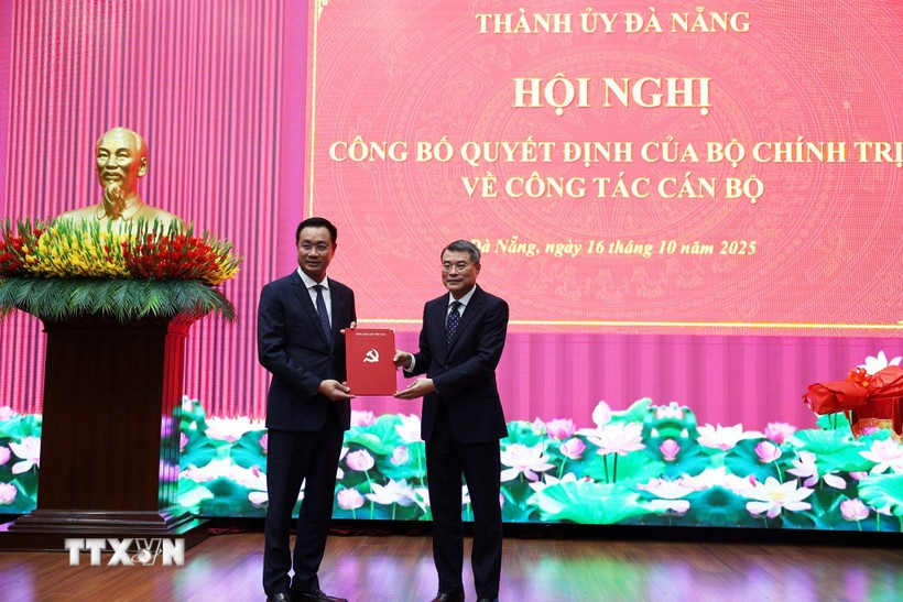 Politburo member, Secretary of the Party Central Committee and Chairman of its Organisation Committee Le Minh Hung (right) hands over the decision to Le Ngoc Quang (Photo: VNA)