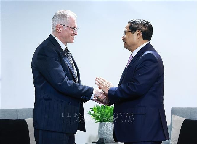 Vietnamese Prime Minister Pham Minh Chinh (R) and Neil Pollock, Vice President of the South African Chamber of Commerce and Industry, in Johannesburg on November 21. (Photo: VNA)