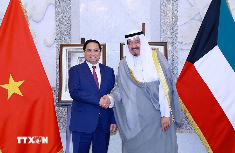 Prime Minister Pham Minh Chinh (left) and Prime Minister of Kuwait Sheikh Ahmad Abdullah Al-Ahmad Al Sabah. (Photo: VNA)