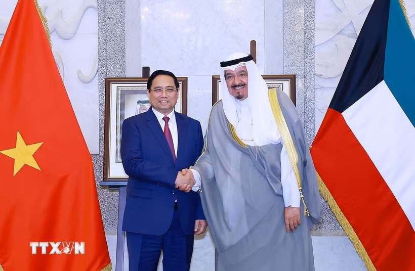 Prime Minister Pham Minh Chinh (left) and Prime Minister of Kuwait Sheikh Ahmad Abdullah Al-Ahmad Al Sabah. (Photo: VNA)