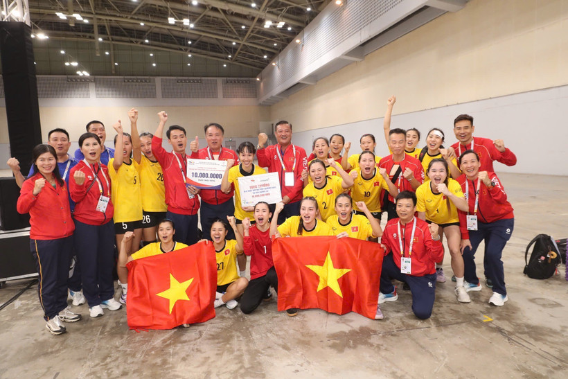 The players and coaching staff of the Vietnamese women’s handball team celebrate their SEA Games 33 gold medal. (Photo: VNA)