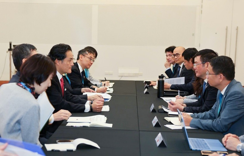 Vietnamese Minister of Industry and Trade Nguyen Hong Dien holds a bilateral meeting with State Minister of the Cabinet Office of Japan Kazuchika Iwata in Melbourne, Australia, on November 20, 2025 on the sidelines of the ninth Commission Meeting of the Comprehensive and Progressive Agreement for Trans-Pacific Partnership (CPTPP). (Photo: VNA)