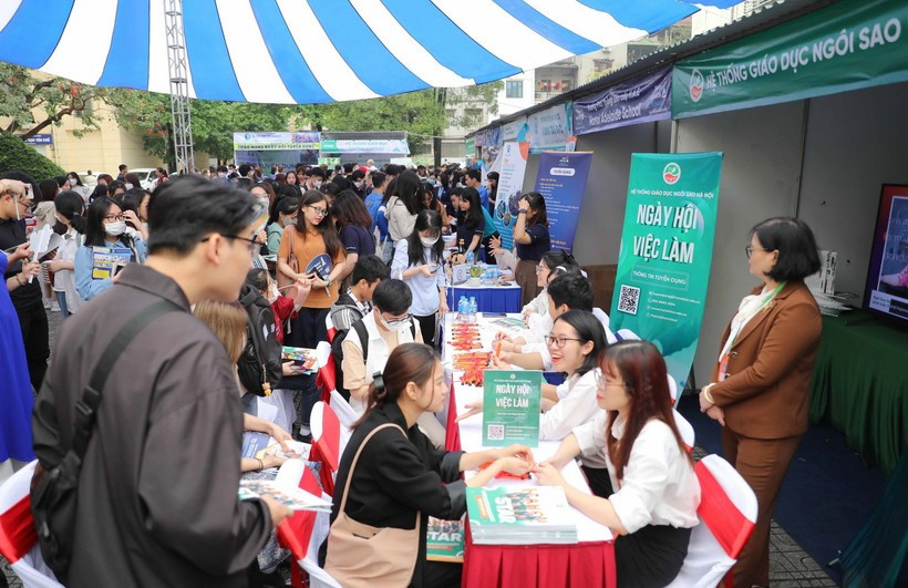 A job fair in Hanoi. Nearly 19,900 people find employment through job consulting services, job fairs, and the city’s employment service centre in the first nine months of this year. (Photo: VNA)